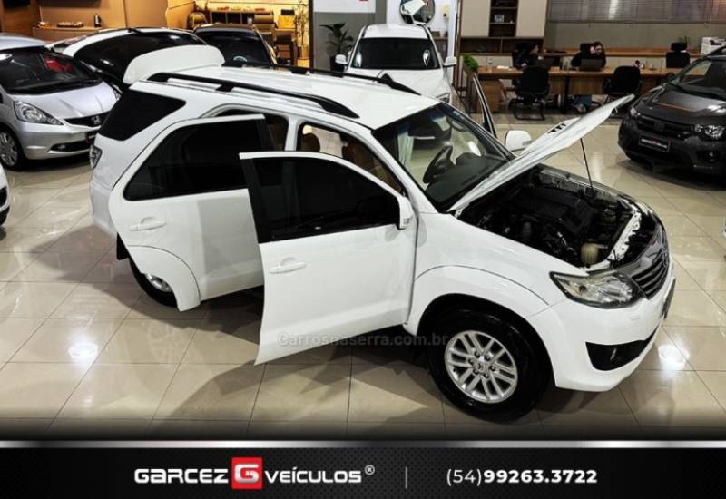 TOYOTA - HILUX SW4 - 2013/2013 - Branca - R$ 144.900,00