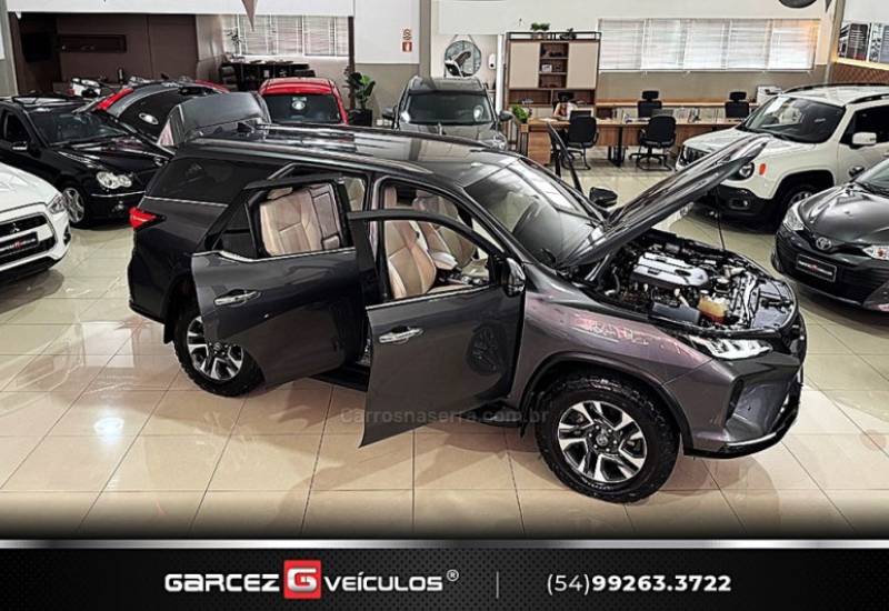 TOYOTA - HILUX SW4 - 2022/2022 - Cinza - R$ 339.900,00