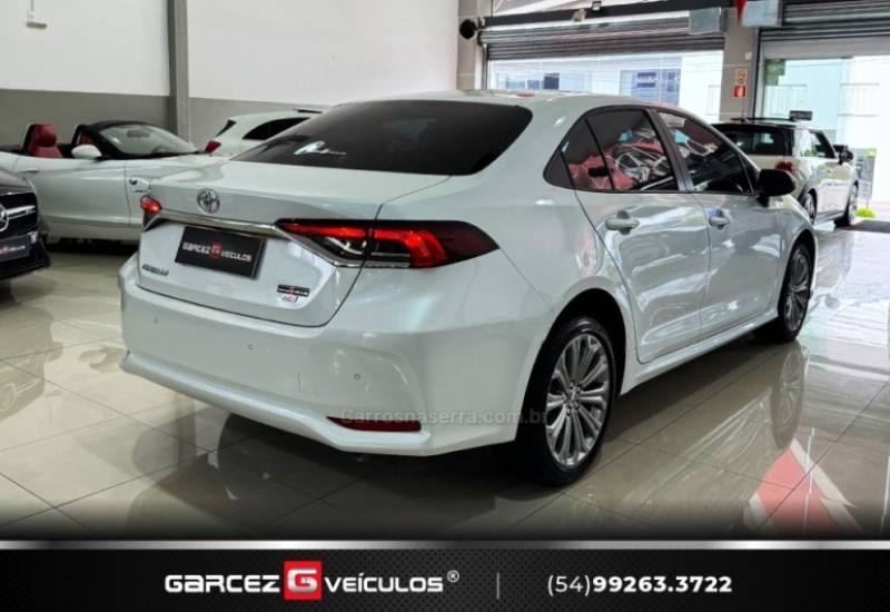 TOYOTA - COROLLA - 2022/2023 - Branca - R$ 136.000,00