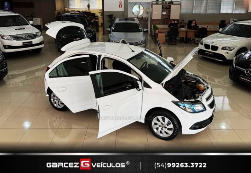 CHEVROLET - ONIX - 2015/2016 - Branca - R$ 55.900,00