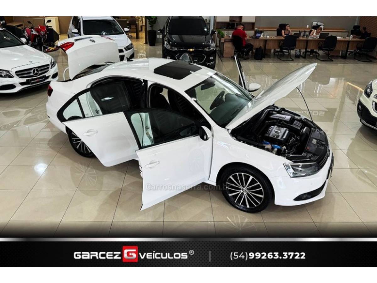 VOLKSWAGEN - JETTA - 2011/2012 - Branca - R$ 69.900,00