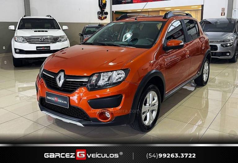 RENAULT - SANDERO - 2015/2016 - Laranja - R$ 49.900,00