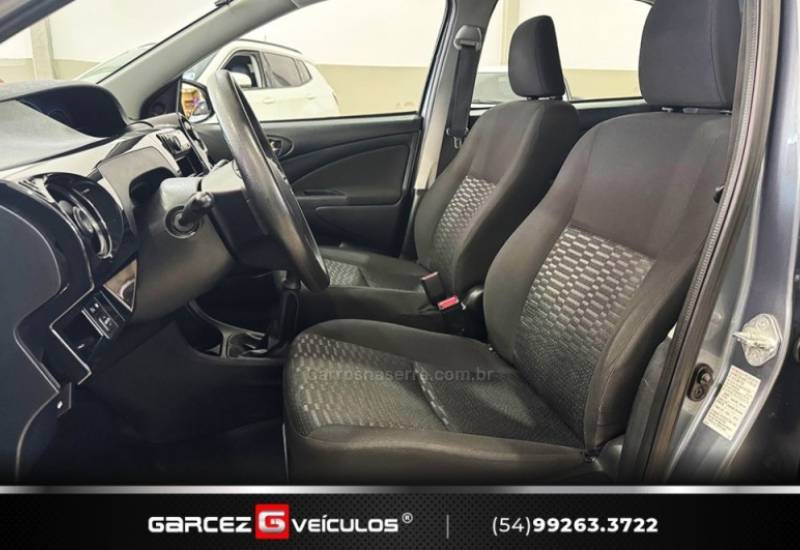 TOYOTA - ETIOS - 2015/2015 - Cinza - R$ 47.900,00