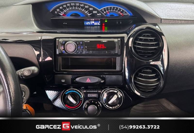 TOYOTA - ETIOS - 2015/2015 - Cinza - R$ 47.900,00