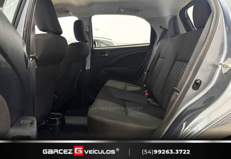 TOYOTA - ETIOS - 2015/2015 - Cinza - R$ 47.900,00