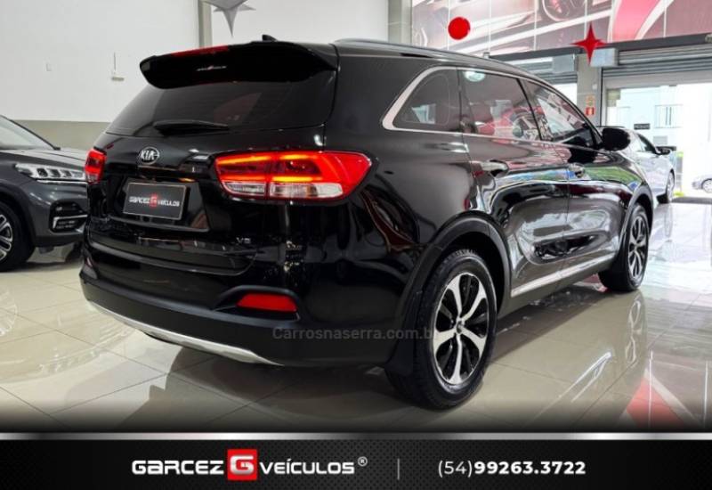 KIA MOTORS - SORENTO - 2015/2016 - Preta - R$ 119.900,00