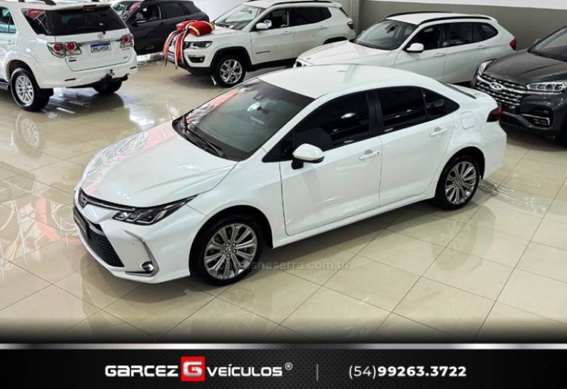 TOYOTA - COROLLA - 2022/2023 - Branca - R$ 136.000,00
