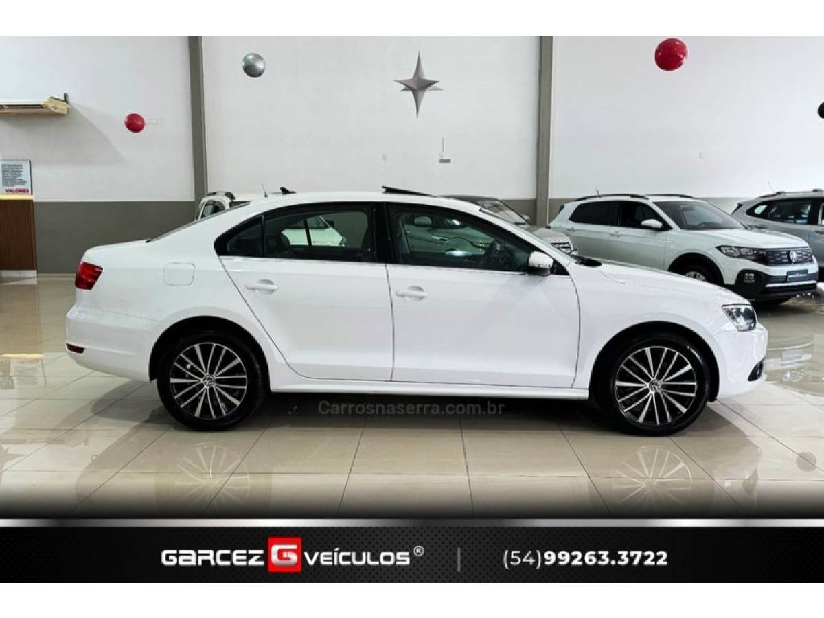 VOLKSWAGEN - JETTA - 2011/2012 - Branca - R$ 69.900,00