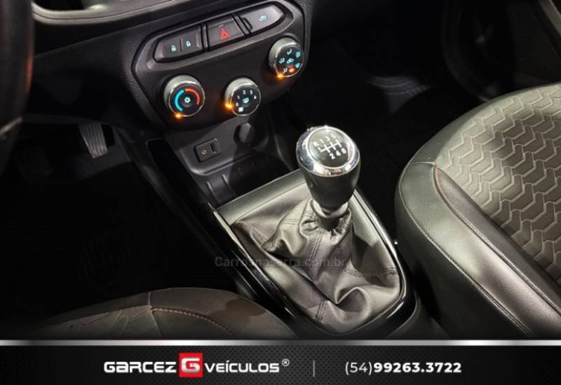 CHEVROLET - ONIX - 2016/2017 - Vermelha - R$ 65.000,00