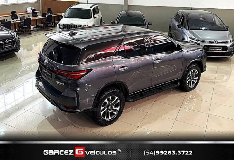 TOYOTA - HILUX SW4 - 2022/2022 - Cinza - R$ 339.900,00
