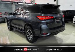 TOYOTA - HILUX SW4 - 2022/2022 - Cinza - R$ 339.900,00