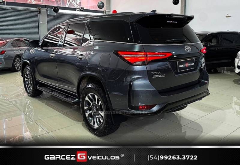 TOYOTA - HILUX SW4 - 2022/2022 - Cinza - R$ 339.900,00