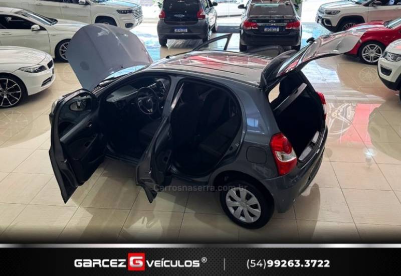 TOYOTA - ETIOS - 2015/2015 - Cinza - R$ 47.900,00