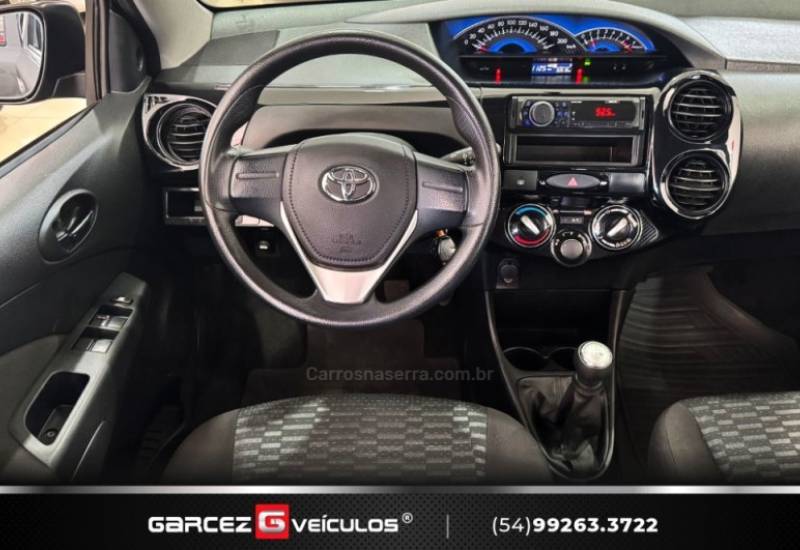 TOYOTA - ETIOS - 2015/2015 - Cinza - R$ 47.900,00