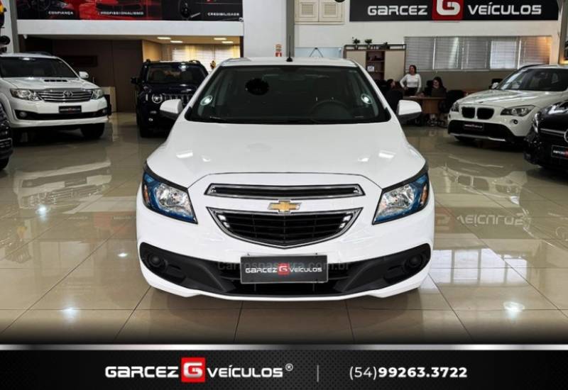 CHEVROLET - ONIX - 2015/2016 - Branca - R$ 55.900,00