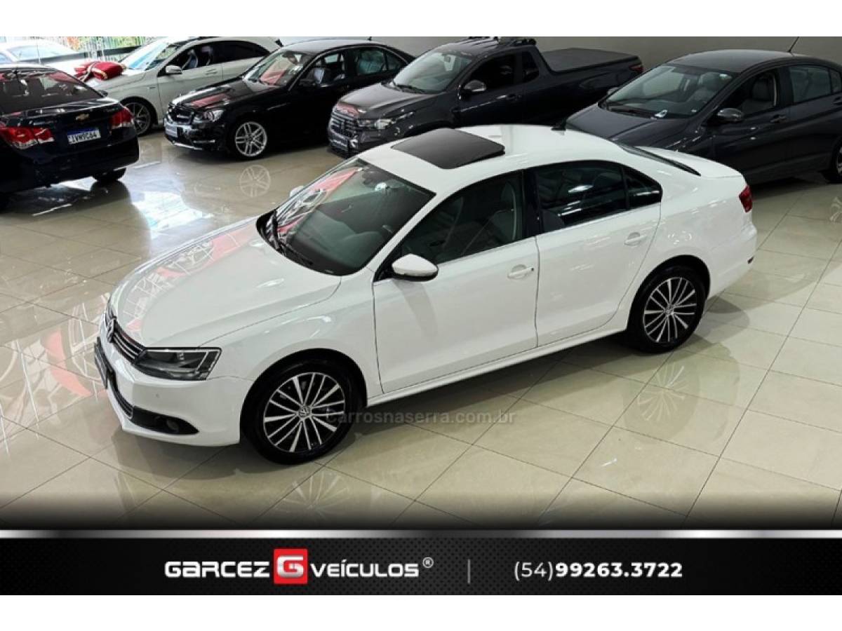 VOLKSWAGEN - JETTA - 2011/2012 - Branca - R$ 69.900,00