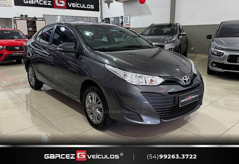 TOYOTA - YARIS - 2021/2022 - Cinza - R$ 84.900,00