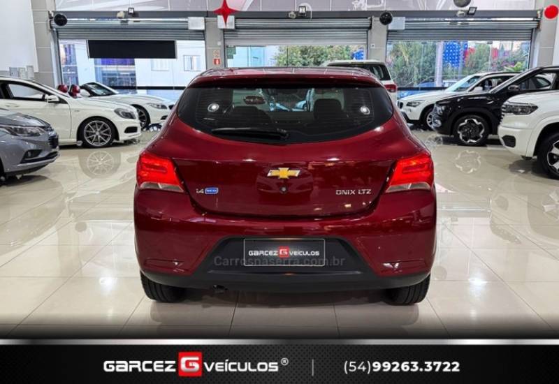 CHEVROLET - ONIX - 2016/2017 - Vermelha - R$ 65.000,00