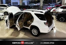 TOYOTA - HILUX SW4 - 2013/2013 - Branca - R$ 144.900,00