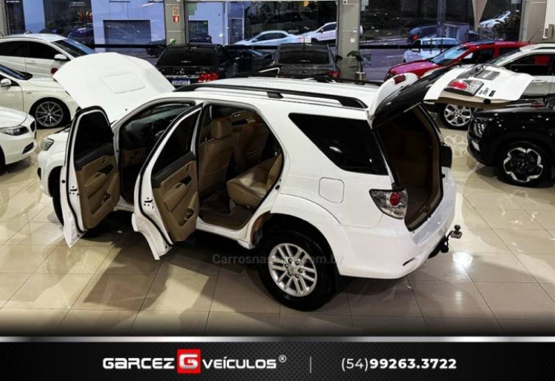 TOYOTA - HILUX SW4 - 2013/2013 - Branca - R$ 144.900,00