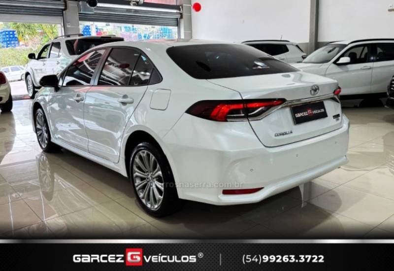 TOYOTA - COROLLA - 2022/2023 - Branca - R$ 136.000,00