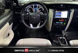 TOYOTA - HILUX SW4 - 2022/2022 - Cinza - R$ 339.900,00