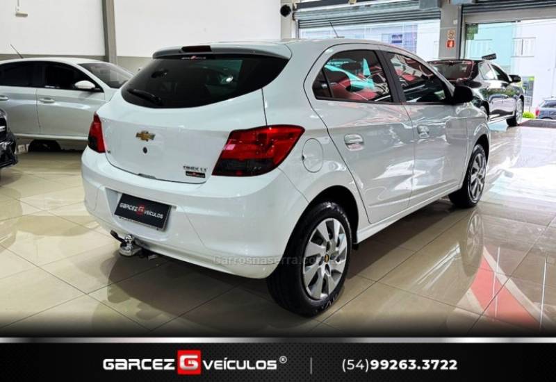 CHEVROLET - ONIX - 2015/2016 - Branca - R$ 55.900,00