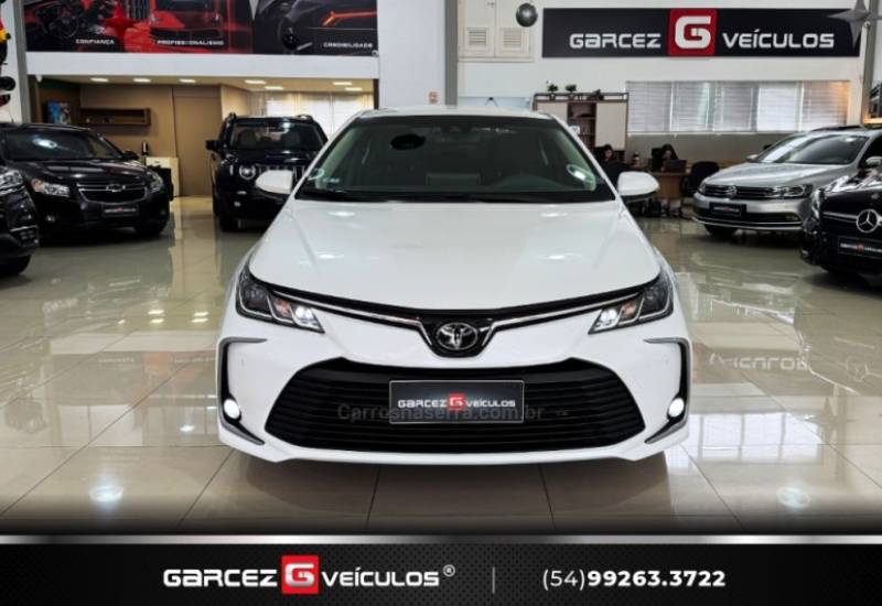 TOYOTA - COROLLA - 2022/2023 - Branca - R$ 136.000,00