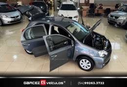 TOYOTA - ETIOS - 2015/2015 - Cinza - R$ 47.900,00