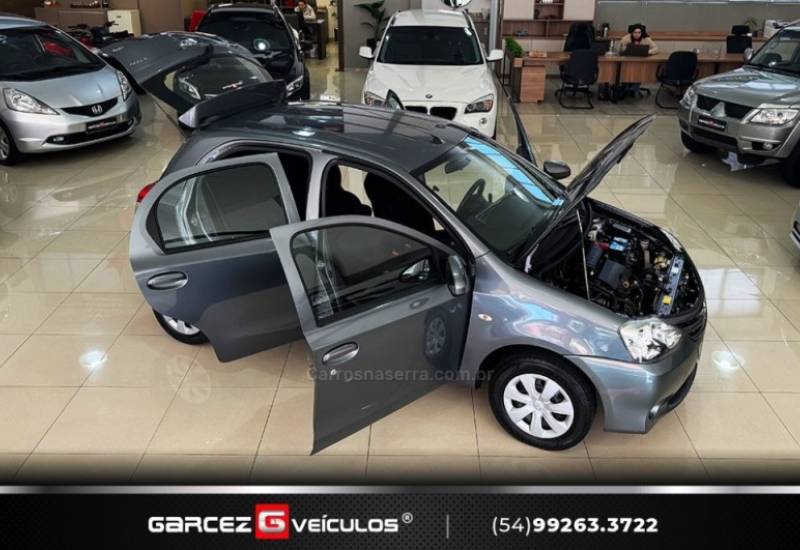 TOYOTA - ETIOS - 2015/2015 - Cinza - R$ 47.900,00