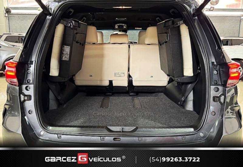 TOYOTA - HILUX SW4 - 2022/2022 - Cinza - R$ 339.900,00