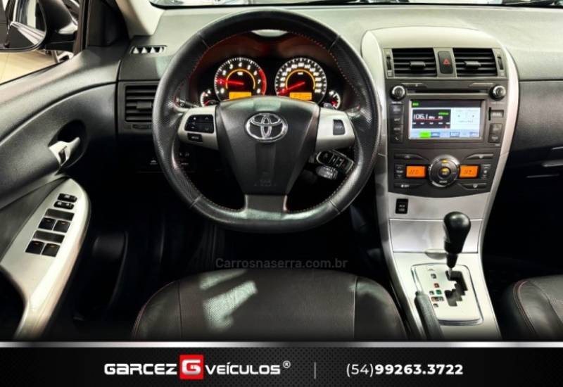TOYOTA - COROLLA - 2013/2014 - Preta - R$ 75.900,00