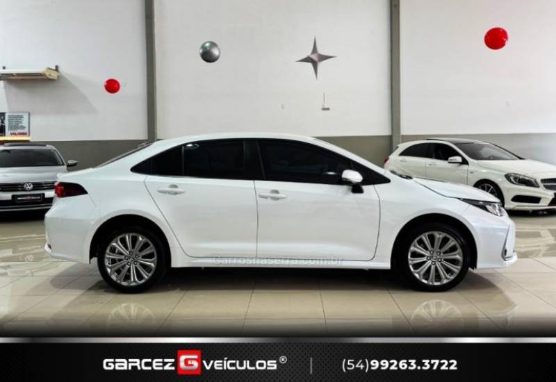 TOYOTA - COROLLA - 2022/2023 - Branca - R$ 136.000,00