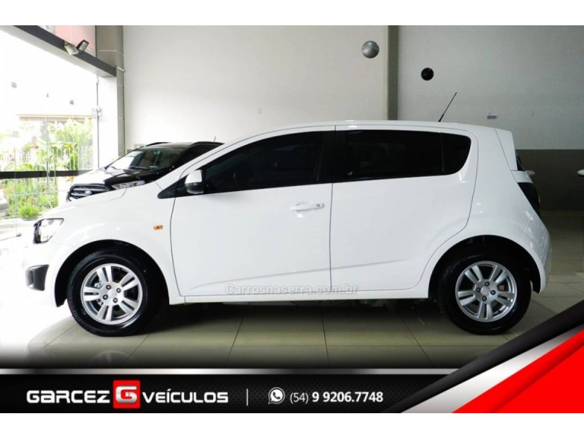 CHEVROLET - SONIC - 2013/2014 - Branca - R$ 42.900,00