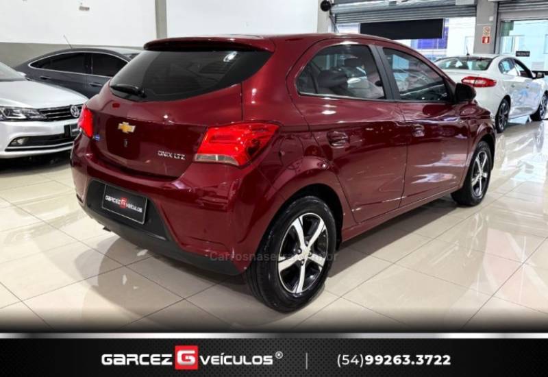 CHEVROLET - ONIX - 2016/2017 - Vermelha - R$ 65.000,00