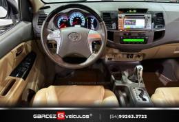 TOYOTA - HILUX SW4 - 2013/2013 - Branca - R$ 144.900,00