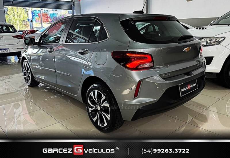 CHEVROLET - ONIX - 2023/2024 - Prata - R$ 97.900,00