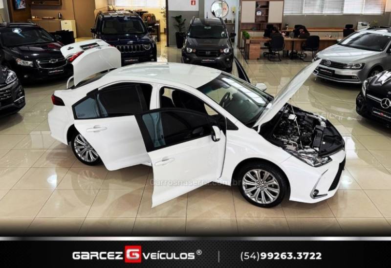 TOYOTA - COROLLA - 2022/2023 - Branca - R$ 136.000,00