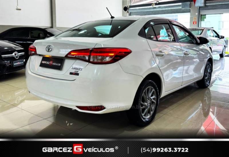 TOYOTA - YARIS - 2022/2023 - Branca - R$ 93.000,00