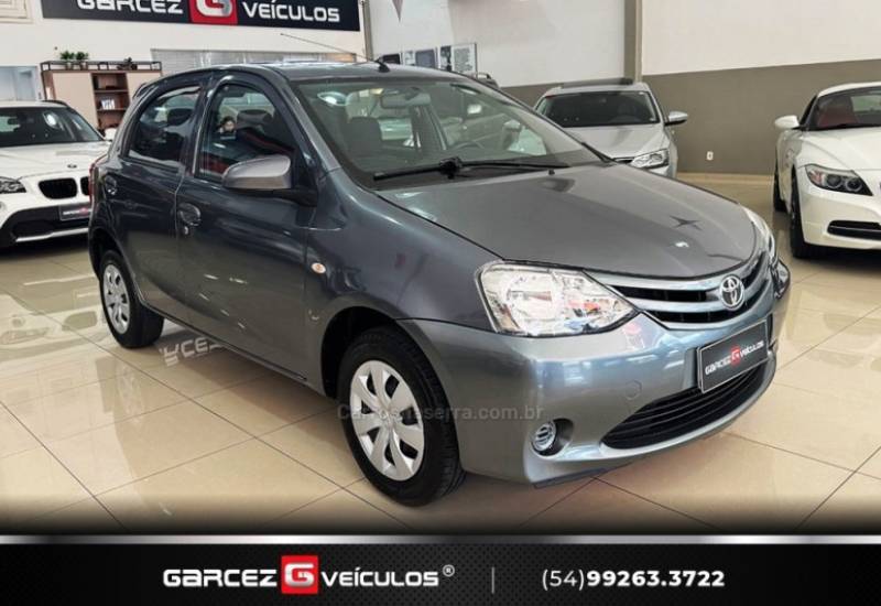 TOYOTA - ETIOS - 2015/2015 - Cinza - R$ 47.900,00