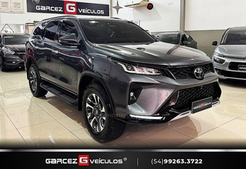 TOYOTA - HILUX SW4 - 2022/2022 - Cinza - R$ 339.900,00