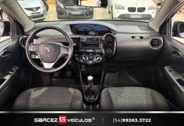 TOYOTA - ETIOS - 2015/2015 - Cinza - R$ 47.900,00