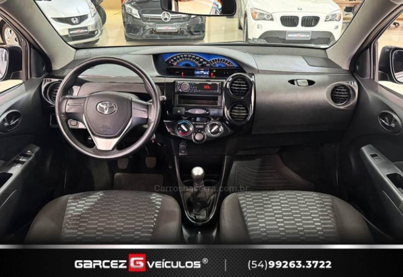 TOYOTA - ETIOS - 2015/2015 - Cinza - R$ 47.900,00