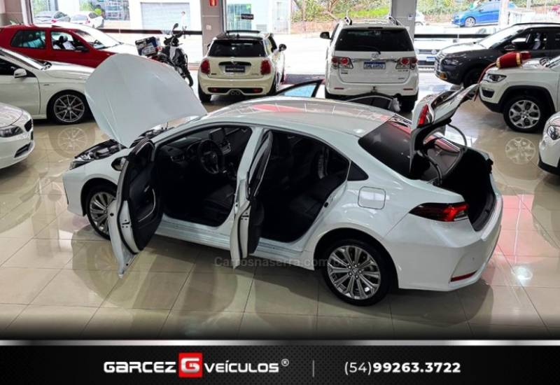 TOYOTA - COROLLA - 2022/2023 - Branca - R$ 136.000,00
