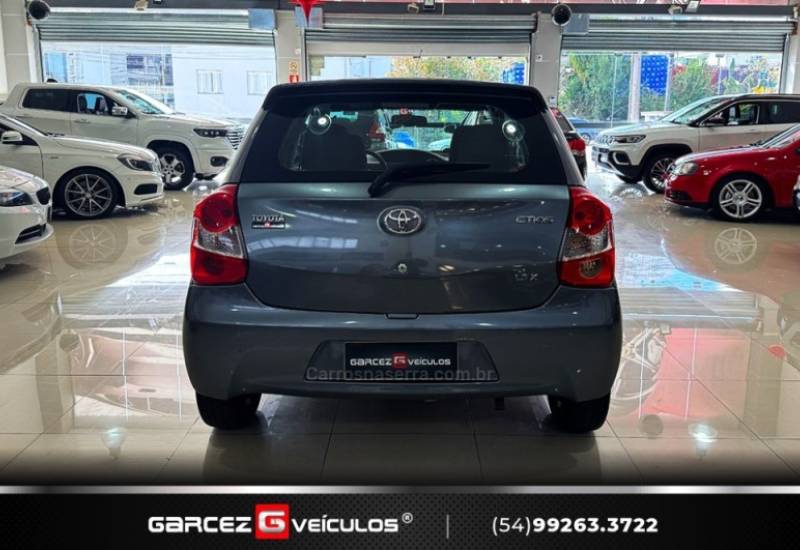 TOYOTA - ETIOS - 2015/2015 - Cinza - R$ 47.900,00