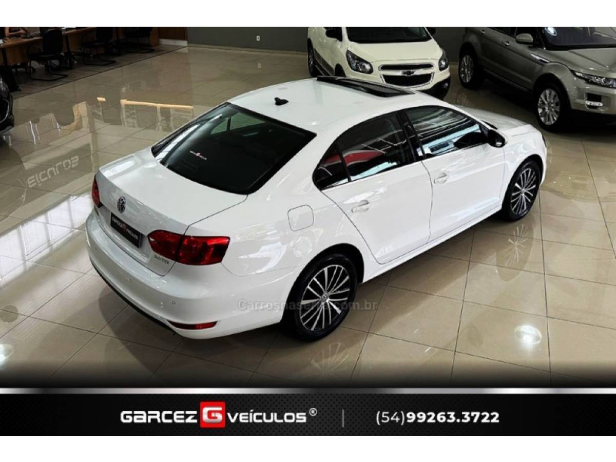 VOLKSWAGEN - JETTA - 2011/2012 - Branca - R$ 69.900,00