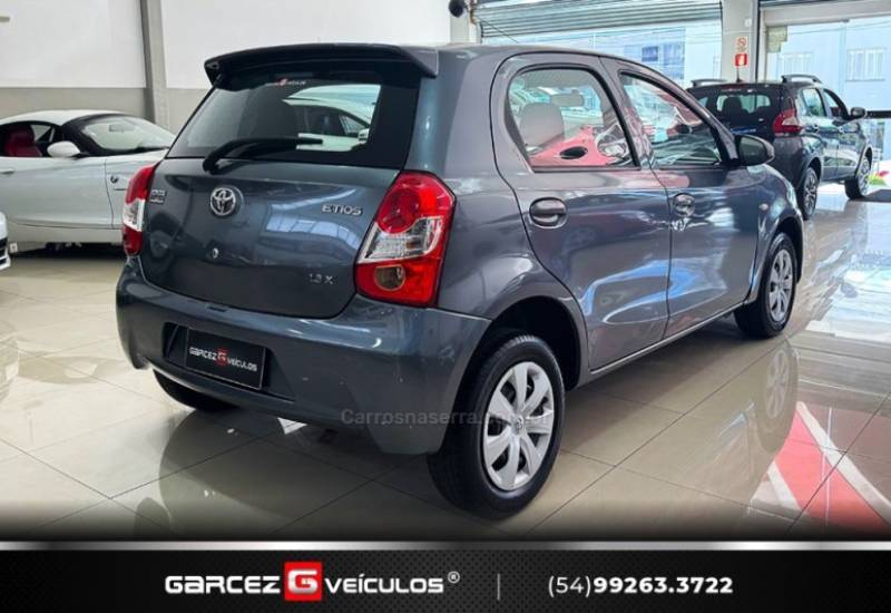 TOYOTA - ETIOS - 2015/2015 - Cinza - R$ 47.900,00