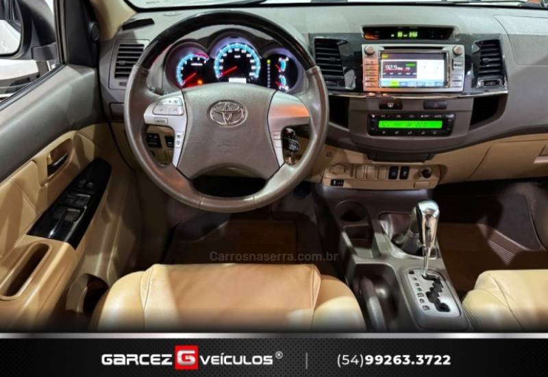 TOYOTA - HILUX SW4 - 2013/2013 - Branca - R$ 144.900,00
