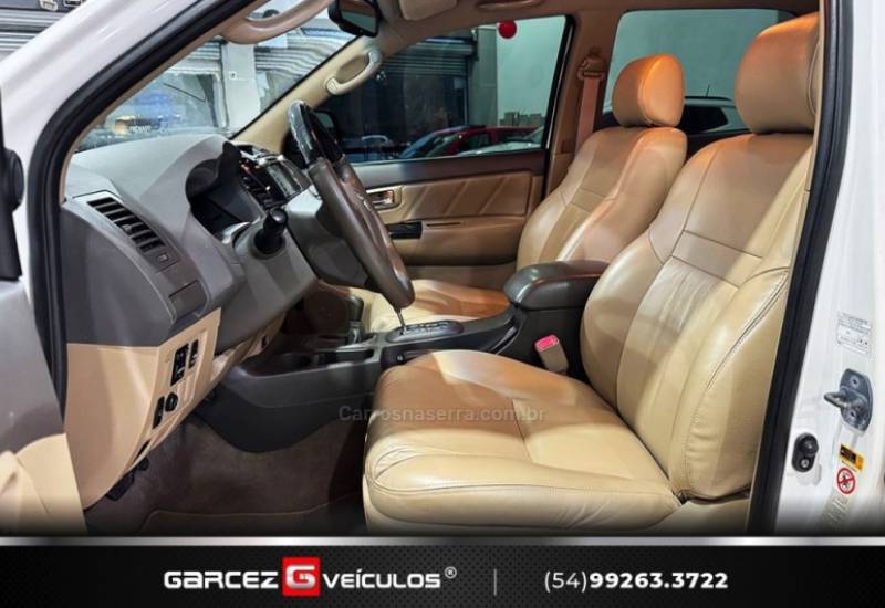 TOYOTA - HILUX SW4 - 2013/2013 - Branca - R$ 144.900,00