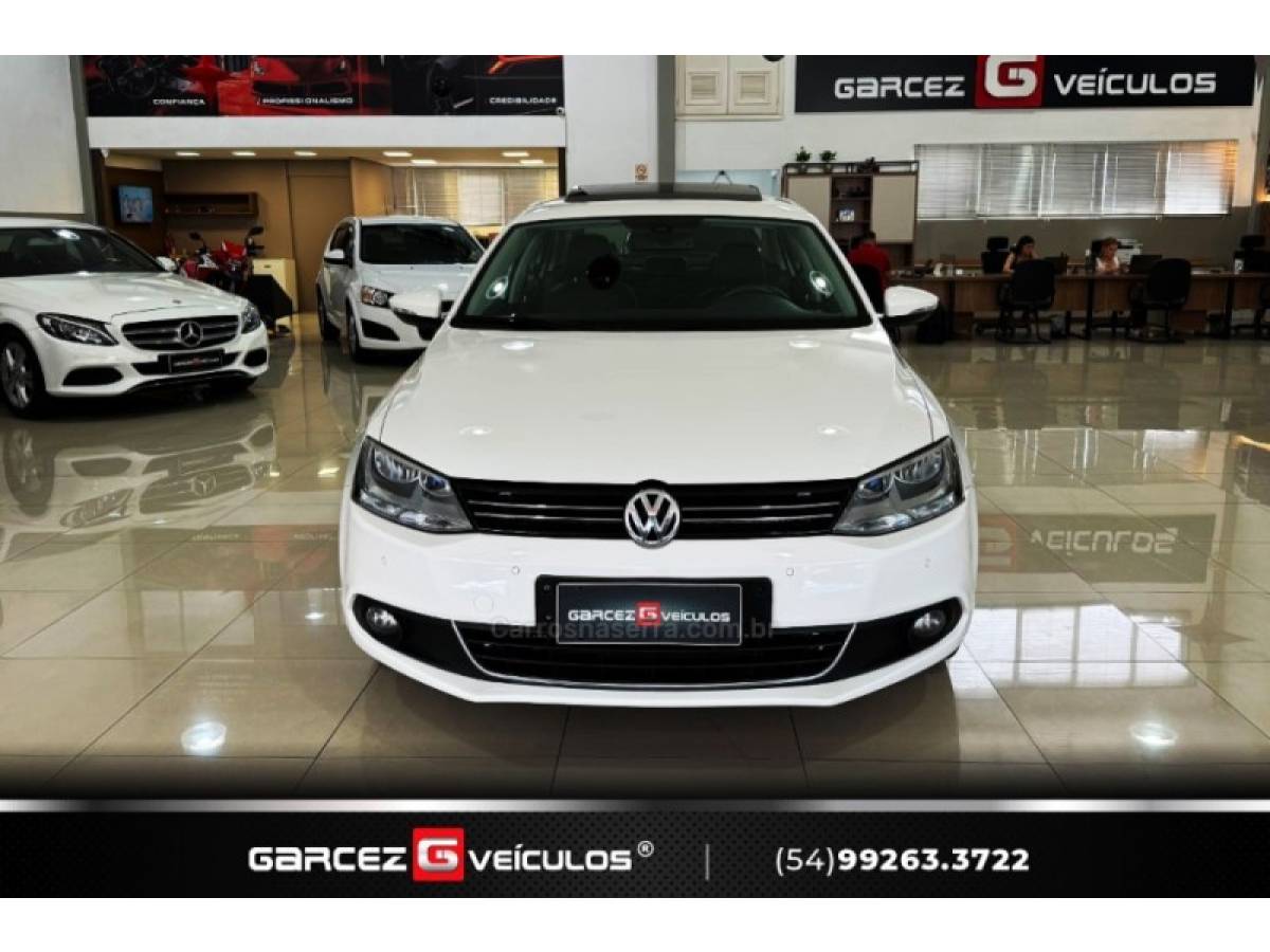 VOLKSWAGEN - JETTA - 2011/2012 - Branca - R$ 69.900,00